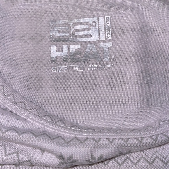 UPDATED-32 degrees Heat Pf set with 2 bottoms & two tops SZ Med white and gray - Picture 5 of 7